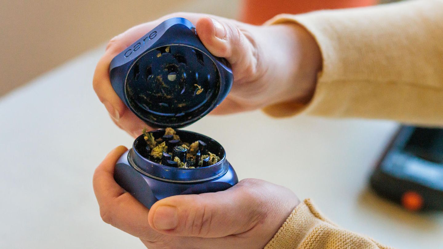 Eine Patientin öffnet einen Grinder, mithilfe dessen medizinisches Cannabis zerkleinert wurde