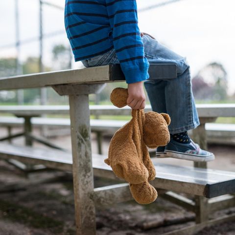 Junge mit Teddy