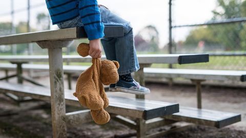 Junge mit Teddy