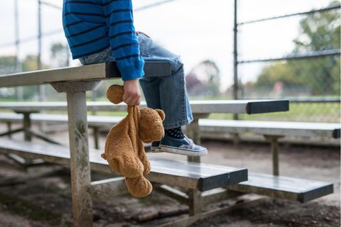 Junge mit Teddy