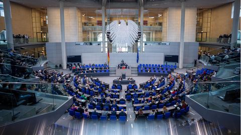 Die Abgeordneten verfolgen die Debatte im Plenum im Bundestag