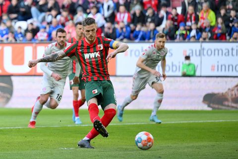 Augsburgs Geffrey Gouweleeuw führt gegen Mainz 05 erfolgreich einen Strafstoß aus, der höchst zweifelhaft war