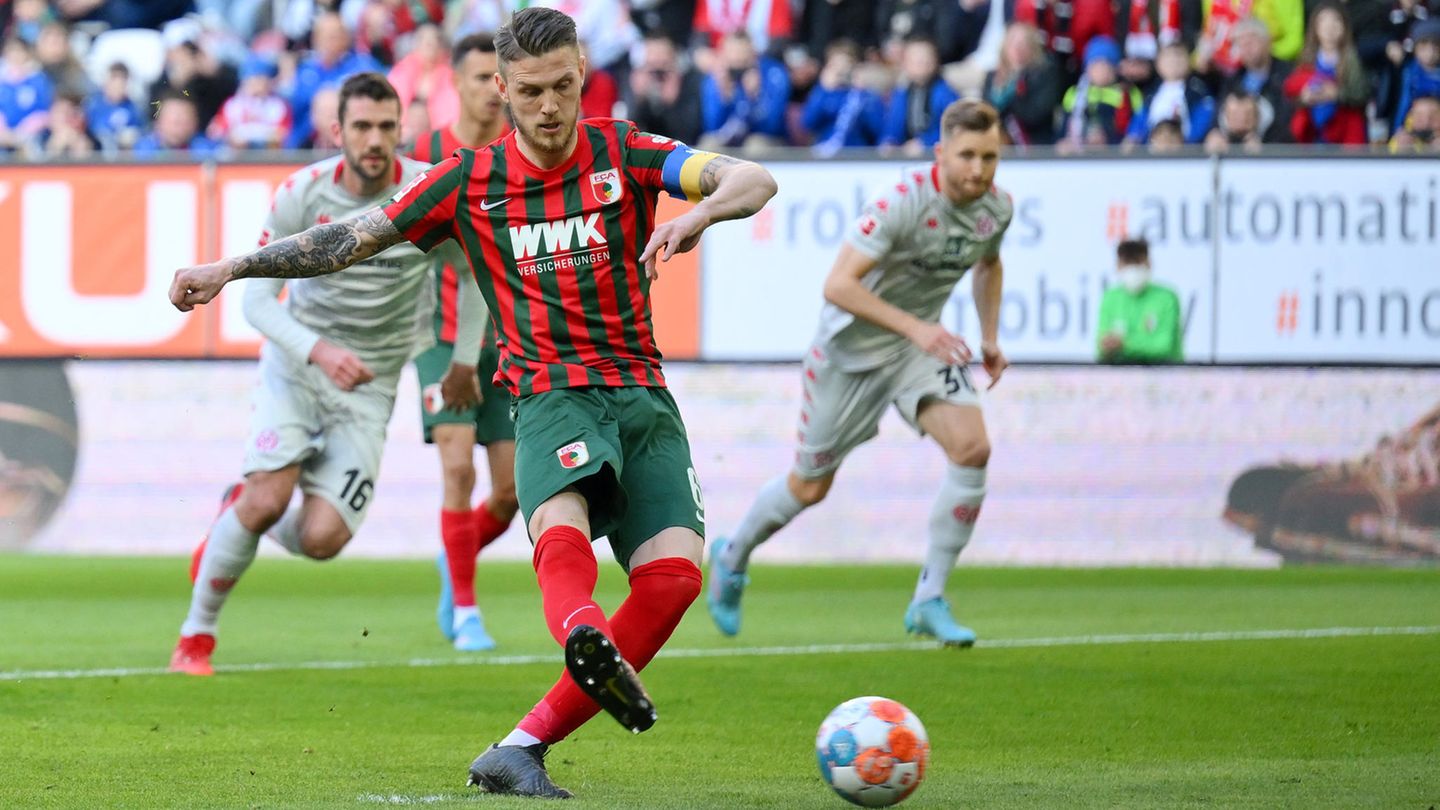 Augsburgs Geffrey Gouweleeuw führt gegen Mainz 05 erfolgreich einen Strafstoß aus, der höchst zweifelhaft war