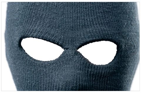 Eine gestrickte Gesichtsmaske