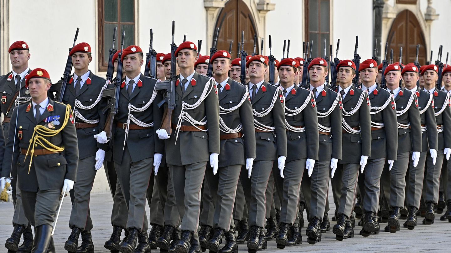 Österreich Hier marschiert die Garde des österreichischen Bundesheers
