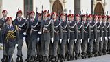Hier marschiert die Garde des österreichischen Bundesheers