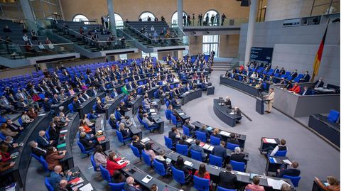 Die Abgeordneten verfolgen die Impfpflicht-Debatte im Plenum im Bundestag