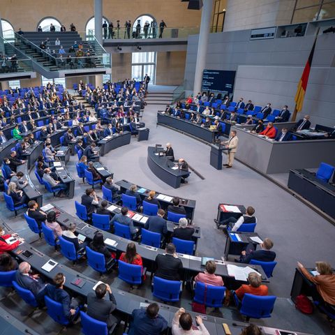 Die Abgeordneten verfolgen die Impfpflicht-Debatte im Plenum im Bundestag
