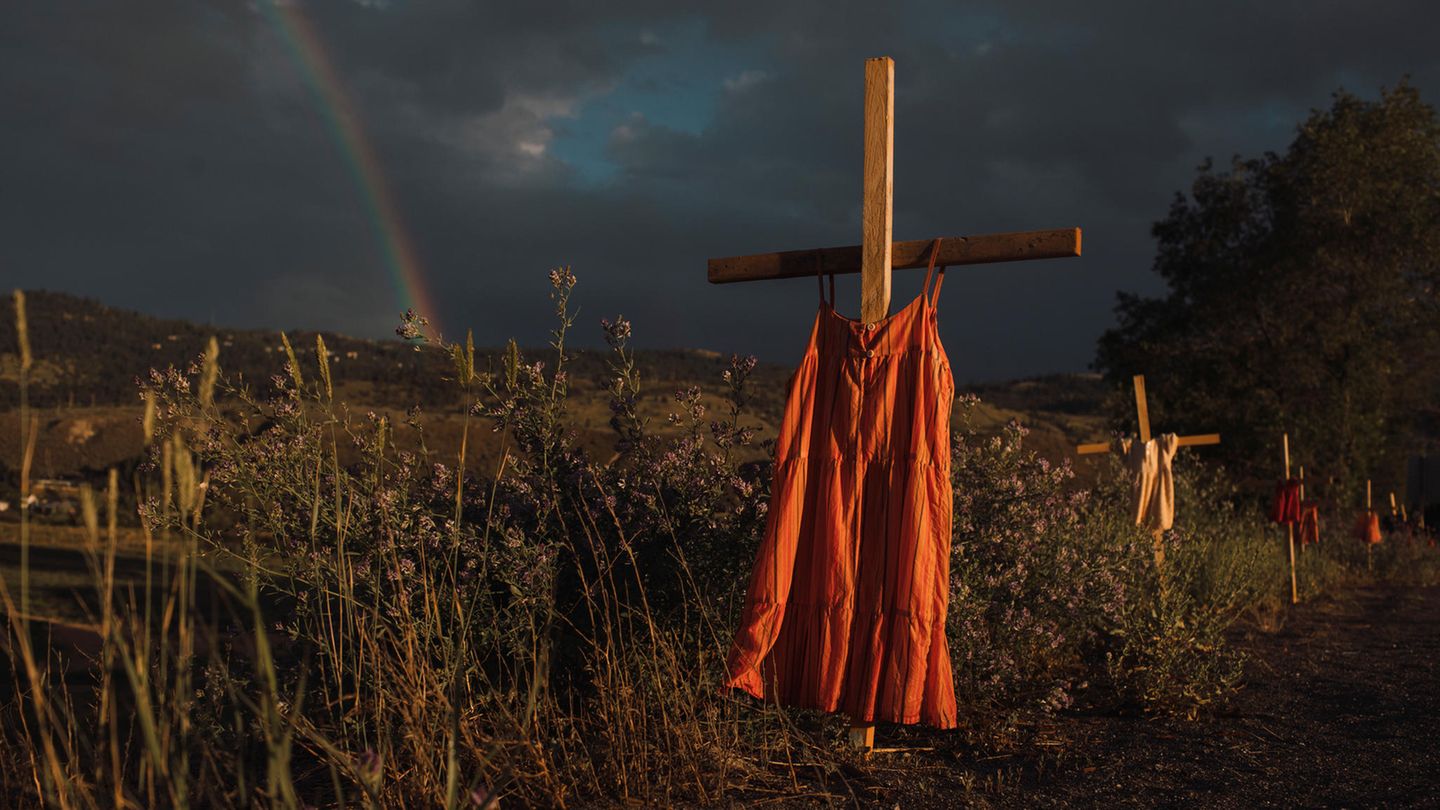 World Press Photo of the Year 2022 Kleider an Kreuzen erinnern in der kanadischen Provinz British Columbia an die Kinder, die in der "Kamloops Indian Residential School", ums Leben kamen. Auf dem Gelände der Schule wurden 2021 hunderte unmarkierter Gräber entdeckt. Amber Bracken hat die Kreuze an einem Highway am 19. Juni 2021 für die "New York Times" fotografiert. Es ist das "World Press Photo of the Year 2022".