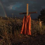 Kleider an Kreuzen erinnern in der kanadischen Provinz British Columbia  an die Kinder, die in der "Kamloops Indian Residential School", ums Leben kamen. Auf dem Gelände der Schule wurden 2021 hunderte unmarkierter Gräber entdeckt. Amber Bracken hat die Kreuze an einem Highway am 19. Juni 2021 für die "New York Times" fotografiert. Es ist das "World Press Photo of the Year 2022".
