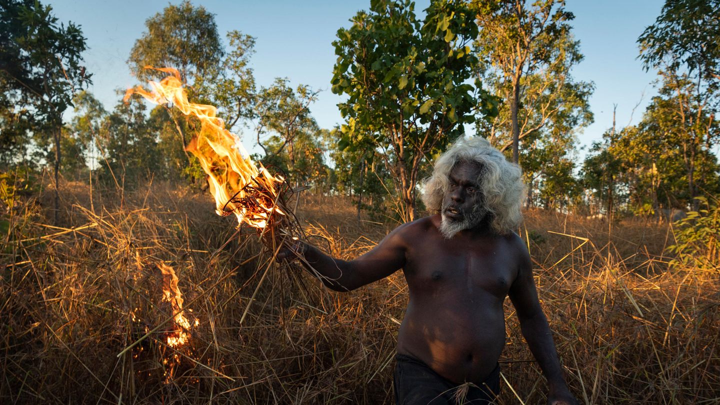 World Press Photo Story of the Year Seit Jahrtausenden legen Aboriginies strategische Buschbrände, um die Landschaft zu gestalten und unkontrollierte Brände zu verhindern. Fotograf Matthew Abbott hat diese alte Tradition in West Arnhem Land in Australien im April und Mai 2021 fotografiert. Seine Foto-Serie davon bringt ihm nun die Auszeichnung "World Press Photo Story of the Year" ein.