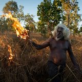 Seit Jahrtausenden legen Aboriginies strategische Buschbrände, um die Landschaft zu gestalten und unkontrollierte Brände zu verhindern. Fotograf Matthew Abbott hat diese alte Tradition in West Arnhem Land in Australien im April und Mai 2021 fotografiert. Seine Foto-Serie davon bringt ihm nun die Auszeichnung "World Press Photo Story of the Year" ein.