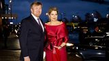 7. April 2022  Königin Máxima bezirzt mit ihrem sexy Schlüsselbein-freien Knaller-Look  Für den letzten Tag des Besuchs des indischen Präsidentenpaars in den Niederlanden hat sich Königin Máxima einen besonderen Look herausgesucht. Am Mittwochabend laden Präsident Ram Nath Kovind und seine Frau Savita Kovind das Königspaar ins Amsterdamer Konzerthaus Muziekgebouw aan 't IJ zu einer Tanzdarbietung unter dem Motto "Ramayana, ein Tanz-Drama" zur Feier der 75 Jahre währenden Beziehung der Länder ein. Eingepackt wie ein Geschenk steigt die Königin der Niederlande aus ihrem Wagen. Ihr knallroter Hosenanzug von Natan ist elegant, extravagant und sexy gleichermaßen. Der große U-Boot-Ausschnitt des Seidentops setzt die Schlüsselbeine der Königin perfekt in Szene. Durch die Hochsteckfrisur kommt Máximas Schmuck zudem sehr gut zur Geltung. Die floralen Ohrringe aus Diamanten und Rubinen gehören zur privaten Schmucksammlung der dreifachen Mutter. Sie können mit zwei oder drei Juwelen-Blüten getragen werden. Erstmals zeigte sich die gebürtige Argentinierin beim Antrittsbesuch als Königin auf den Antillen 2013 mit dem Hingucker-Schmuck.