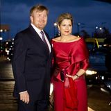7. April 2022  Königin Máxima bezirzt mit ihrem sexy Schlüsselbein-freien Knaller-Look  Für den letzten Tag des Besuchs des indischen Präsidentenpaars in den Niederlanden hat sich Königin Máxima einen besonderen Look herausgesucht. Am Mittwochabend laden Präsident Ram Nath Kovind und seine Frau Savita Kovind das Königspaar ins Amsterdamer Konzerthaus Muziekgebouw aan 't IJ zu einer Tanzdarbietung unter dem Motto "Ramayana, ein Tanz-Drama" zur Feier der 75 Jahre währenden Beziehung der Länder ein. Eingepackt wie ein Geschenk steigt die Königin der Niederlande aus ihrem Wagen. Ihr knallroter Hosenanzug von Natan ist elegant, extravagant und sexy gleichermaßen. Der große U-Boot-Ausschnitt des Seidentops setzt die Schlüsselbeine der Königin perfekt in Szene. Durch die Hochsteckfrisur kommt Máximas Schmuck zudem sehr gut zur Geltung. Die floralen Ohrringe aus Diamanten und Rubinen gehören zur privaten Schmucksammlung der dreifachen Mutter. Sie können mit zwei oder drei Juwelen-Blüten getragen werden. Erstmals zeigte sich die gebürtige Argentinierin beim Antrittsbesuch als Königin auf den Antillen 2013 mit dem Hingucker-Schmuck.