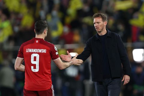 Julian Nagelsmann klatscht nach der Niederlage gegen Villarreal Robert Lewandowski ab 