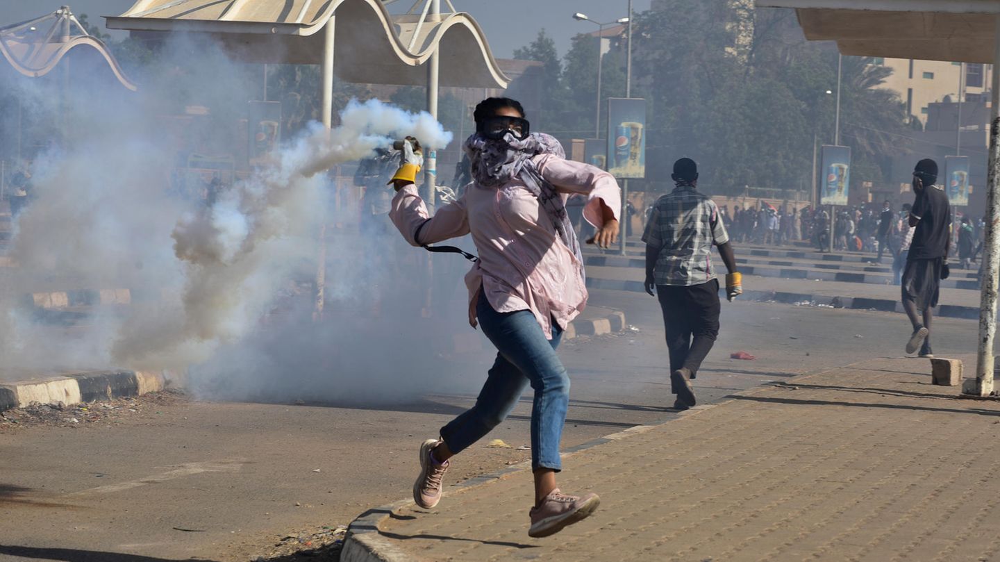 Bestes Einzelbild aus Afrika Eine Demonstrantin wirft einen Tränengaskanister zurück, der von Sicherheitskräften während eines Marsches für ein Ende der Militärherrschaft in Khartum, Sudan, am 30. Dezember 2021 abgefeuert wurde. Mit dieser Aufnahme gelingt Faiz Abubakr Mohamed das beste Einzelbild aus Afrika.