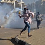 Eine Demonstrantin wirft einen Tränengaskanister zurück, der von Sicherheitskräften während eines Marsches für ein Ende der Militärherrschaft in Khartum, Sudan, am 30. Dezember 2021 abgefeuert wurde. Mit dieser Aufnahme gelingt Faiz Abubakr Mohamed das beste Einzelbild aus Afrika.