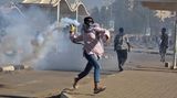 Eine Demonstrantin wirft einen Tränengaskanister zurück, der von Sicherheitskräften während eines Marsches für ein Ende der Militärherrschaft in Khartum, Sudan, am 30. Dezember 2021 abgefeuert wurde. Mit dieser Aufnahme gelingt Faiz Abubakr Mohamed das beste Einzelbild aus Afrika.
