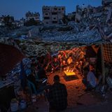 Wegen drohender Zwangsräumungen im umstrittenen Stadtteil Sheikh Jarrah in Ostjerusalem und Zusammenstößen auf dem Gelände der Al-Aqsa-Moschee – einer der heiligsten Stätten des Islam – hatten die Spannungen im Nahen Osten zugenommen. Am 25. Mai 2021 fotografiert Fatima Shbair in Beit Lahia Kinder, die sich nach einer Protestaktion gegen die israelischen Angriffe auf dem Gaza-Streifen bei Kerzenschein versammeln.