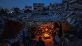 Wegen drohender Zwangsräumungen im umstrittenen Stadtteil Sheikh Jarrah in Ostjerusalem und Zusammenstößen auf dem Gelände der Al-Aqsa-Moschee – einer der heiligsten Stätten des Islam – hatten die Spannungen im Nahen Osten zugenommen. Am 25. Mai 2021 fotografiert Fatima Shbair in Beit Lahia Kinder, die sich nach einer Protestaktion gegen die israelischen Angriffe auf dem Gaza-Streifen bei Kerzenschein versammeln.