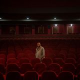 Gul Mohammed, einst Platzanweiser im Kino, steht am 4. November 2021, fast drei Monate nach der Schließung Ariana-Kinos durch die Taliban, im Kinosaal. Fotograf Bram Janssen darf seine Serie nun mit der Auszeichnung "World Press Photo Story Asia" schmücken.