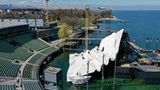 Ein Kran steht vor der Bühne der Bregenzer Festspiele. Hier entsteht gerade die Kulisse für die Oper "Madame Butterfly".