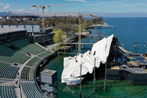 Ein Kran steht vor der Bühne der Bregenzer Festspiele. Hier entsteht gerade die Kulisse für die Oper "Madame Butterfly".