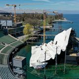 Ein Kran steht vor der Bühne der Bregenzer Festspiele. Hier entsteht gerade die Kulisse für die Oper "Madame Butterfly".
