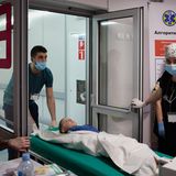 Ein Junge umgeben von Ärzten