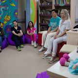 Krankenschwestern sitzen in einem Kreis