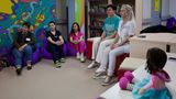 Krankenschwestern sitzen in einem Kreis
