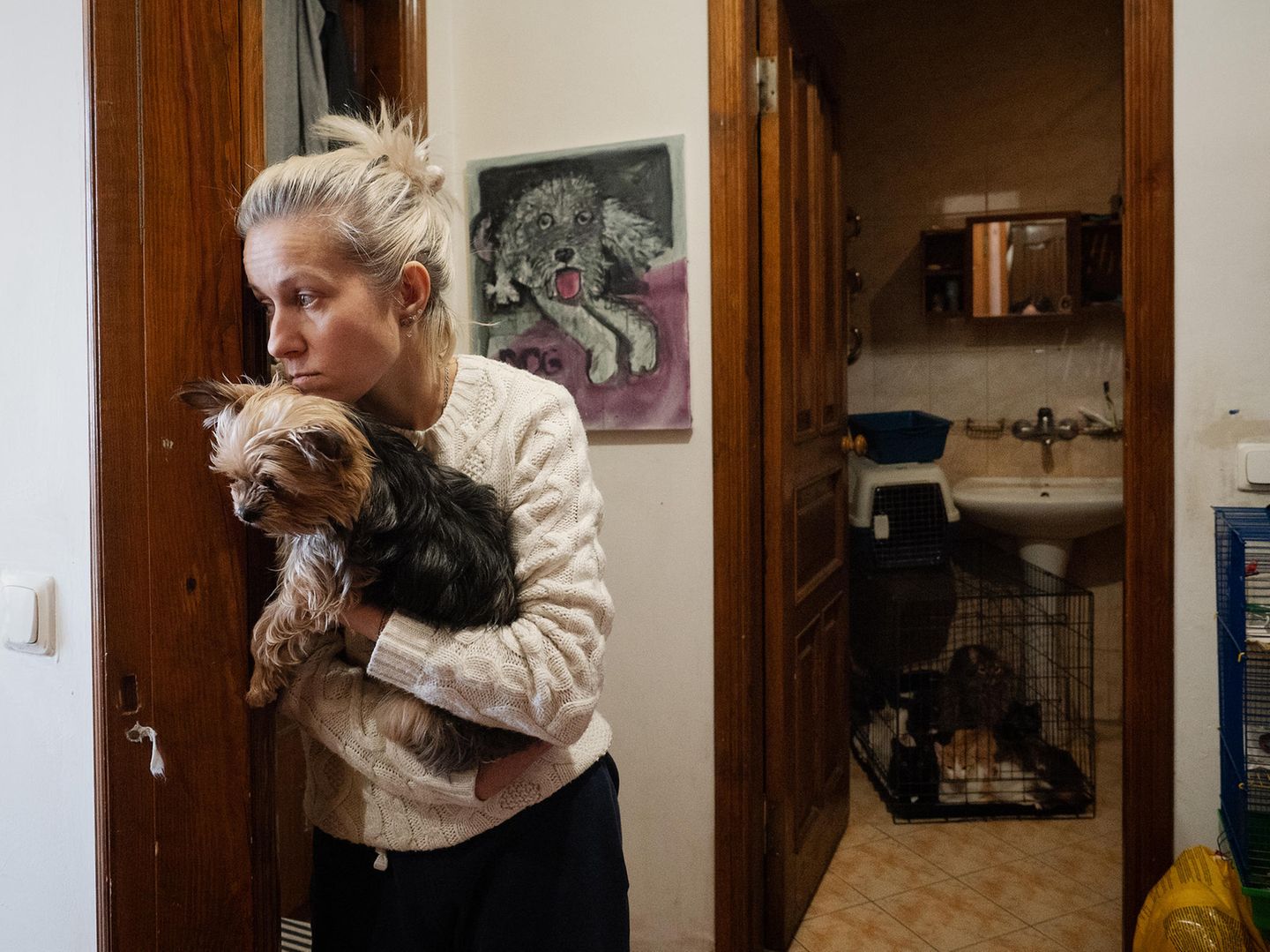 Eine blonde Frau mit einem kleinen Hund auf dem Arm Eine blonde Frau mit einem kleinen Hund auf dem Arm