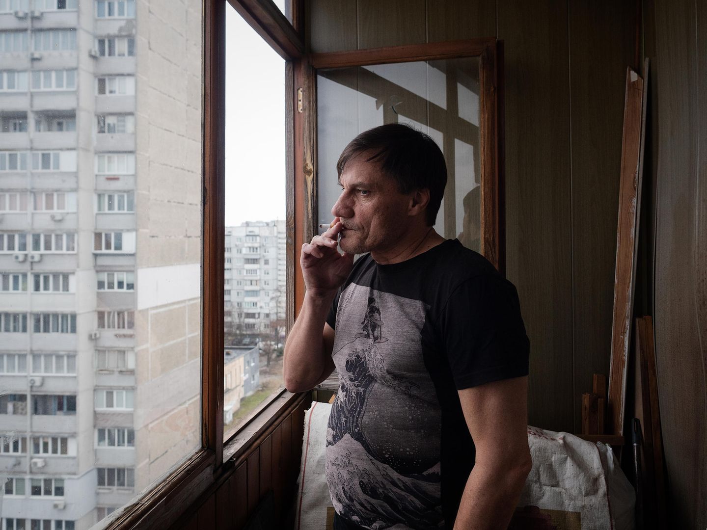 Sergey Zakharov steht rauchend am Fenster  Sergey Zakharov steht rauchend am Fenster