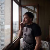 Sergey Zakharov steht rauchend am Fenster