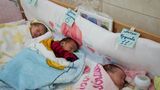Drei Babys in einem Bettchen