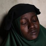 Aminah Labaran (Name geändert), deren zwei Töchter von bewaffneten Männern aus der Government Girls Secondary School entführt wurden, weint am Tag nach der Entführung von über 300 Schülerinnen in Jangebe, einem Dorf im Bundesstaat Zamfara im Nordwesten Nigerias, am 27. Februar 2021, in ihrem Haus. Kola Sulaimon wird für das Thema entführte Mädchen mit dem "World Press Photo Story Africa" ausgezeichnet.