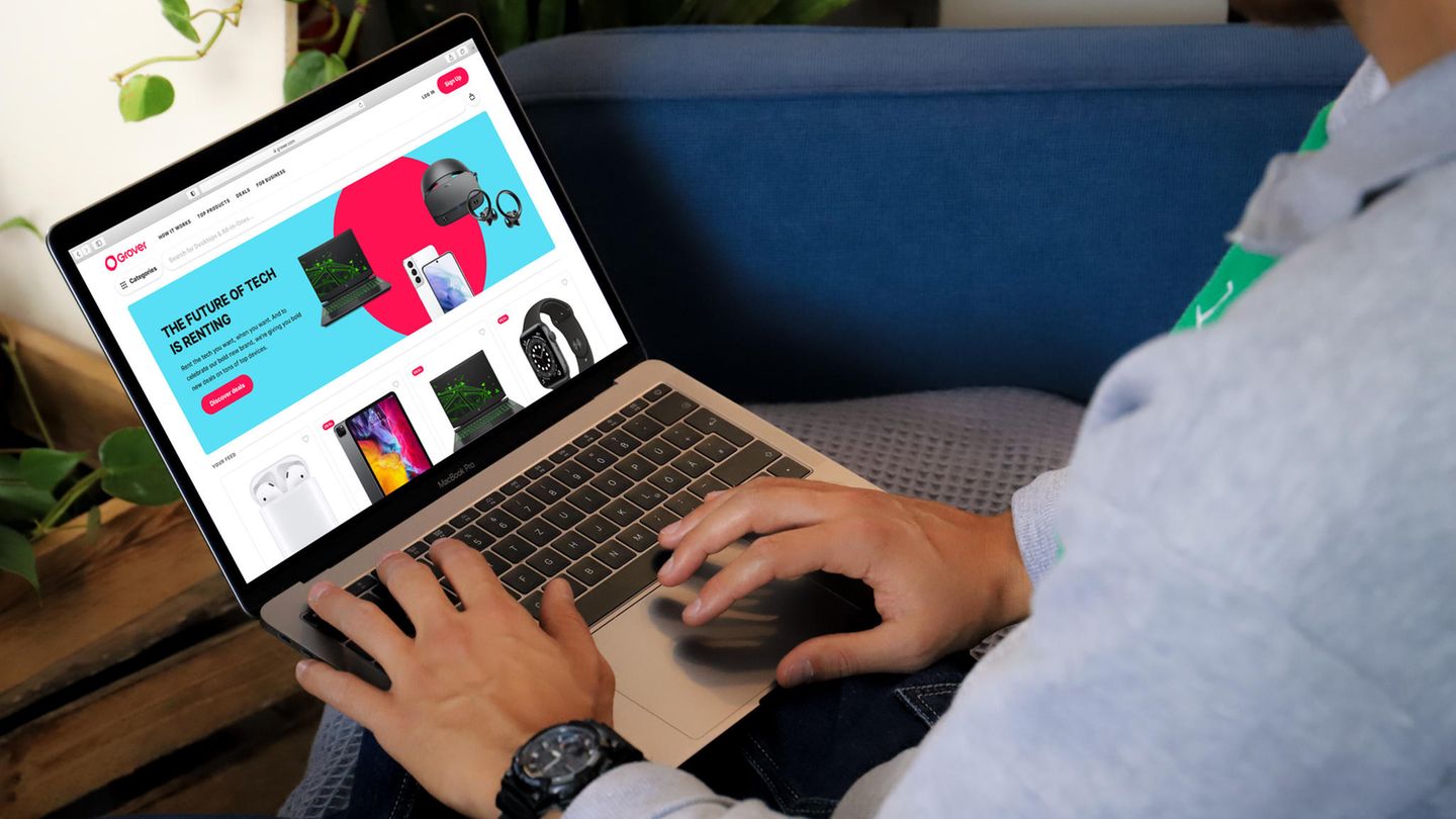 Ein Mann hat einen Laptop auf dem Schoß, auf dem die Homepage von Grover aufgerufen ist