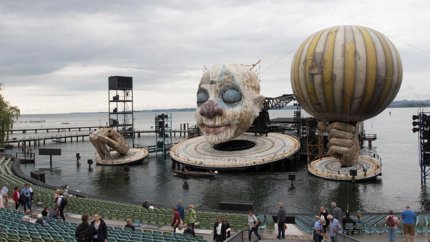 Beim Bühnenbild von "Rigoletto" bei den Bregenzer Festspielen 2021 hält ein riesiger Clownskopf einen Ballon in der Hand