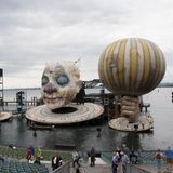 Beim Bühnenbild von "Rigoletto" bei den Bregenzer Festspielen 2021 hält ein riesiger Clownskopf einen Ballon in der Hand