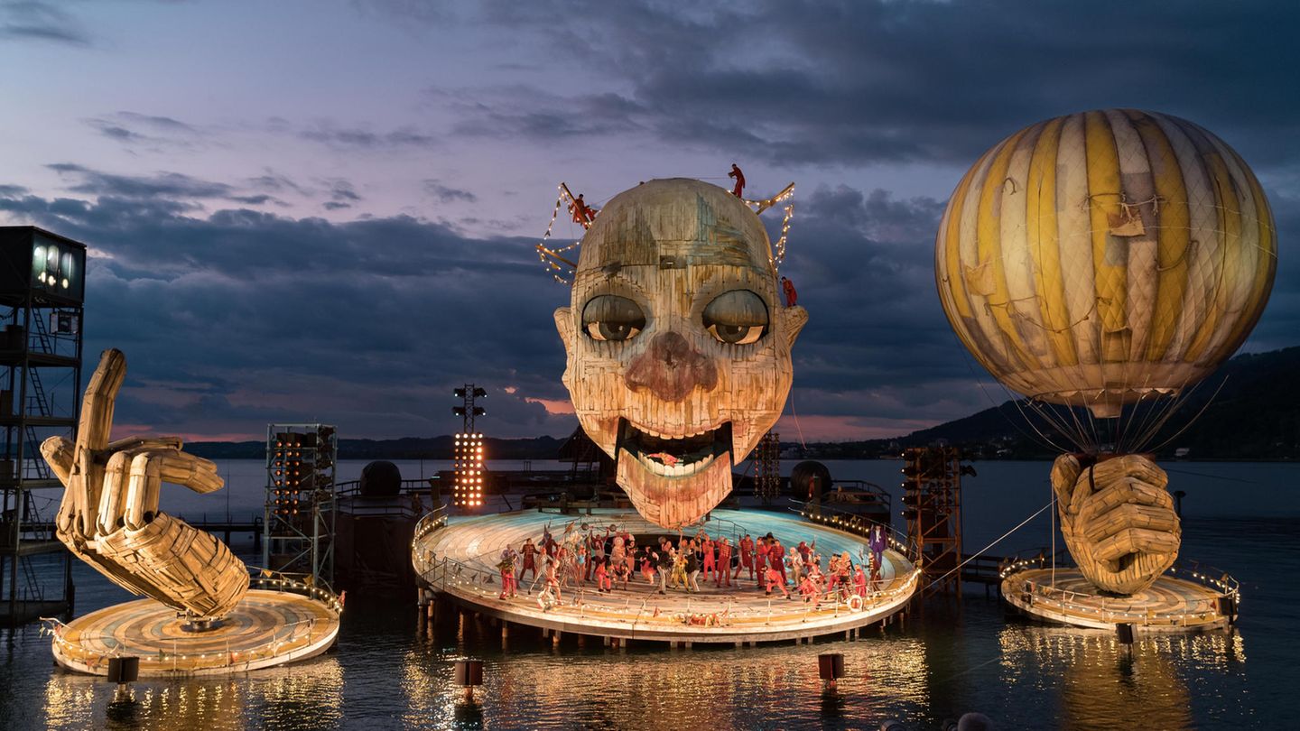 Der Clown des "Rigoletto"-Bühnenbilds bei den Bregenzer Festspielen in der Dämmerung und mit geöffnetem Mund