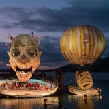 Der Clown des "Rigoletto"-Bühnenbilds bei den Bregenzer Festspielen in der Dämmerung und mit geöffnetem Mund