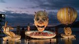 Der Clown des "Rigoletto"-Bühnenbilds bei den Bregenzer Festspielen in der Dämmerung und mit geöffnetem Mund