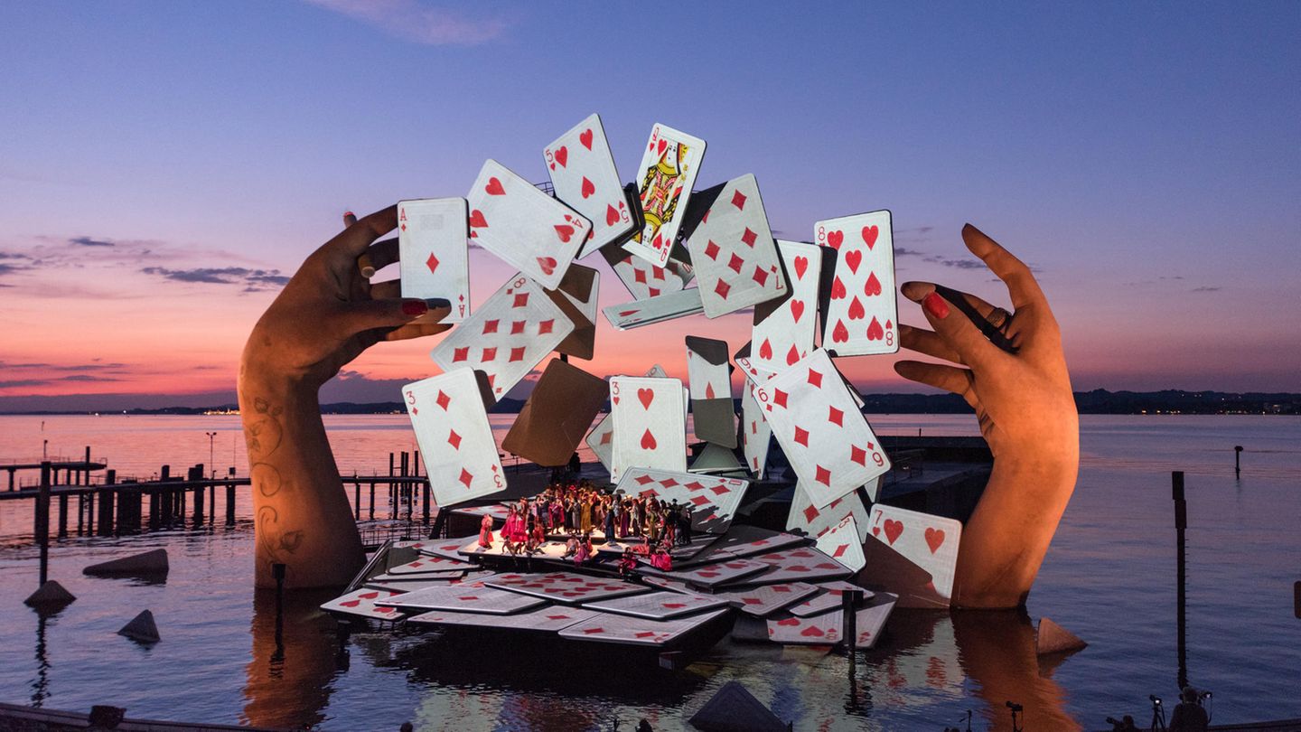 Zwei Hände ragen aus dem Wasser und spielen mit riesigen Karten. Das Bühnenbild von "Carmen" 2018 bei den Bregenzer Festspielen