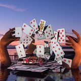 Zwei Hände ragen aus dem Wasser und spielen mit riesigen Karten. Das Bühnenbild von "Carmen" 2018 bei den Bregenzer Festspielen