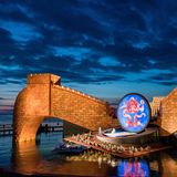 Aus dem Wasser ragt eine große Mauer. Bühnenbild bei den Bregenzer Festspielen 2016. "Turandot" wird gezeigt
