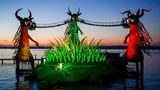 Drei Monster mit Hörnern ragen aus dem Wasser bei der Inszenierung der "Zauberflöte" bei den Bregenzer Festspielen 2014