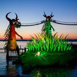 Drei Monster mit Hörnern ragen aus dem Wasser bei der Inszenierung der "Zauberflöte" bei den Bregenzer Festspielen 2014