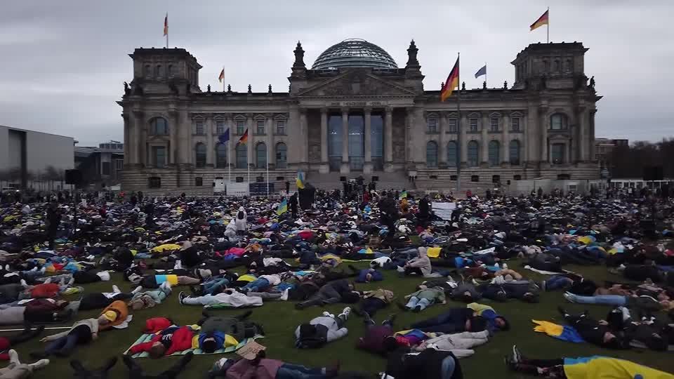Video: Großer Protest vor Reichstag gegen russischen Angriff