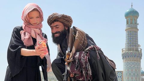 Liv von Boetticher mit einem Mann der Taliban