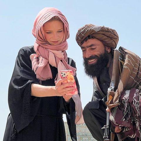 Liv von Boetticher mit einem Mann der Taliban